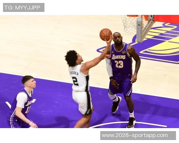 湖人三巨头意外落后马刺20分老詹精彩隔扣引发热议 湖人三巨头意外落后马刺20分老詹精彩隔扣引发热议