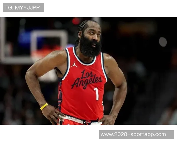 哈登关键时刻缺乏沟通两次让队友接球却未回头引发争议