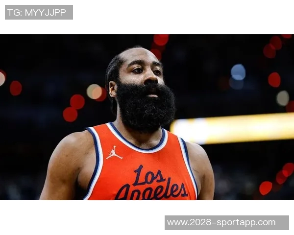 哈登36岁依旧拼搏51分钟赛场上的孤独与坚持让人心疼